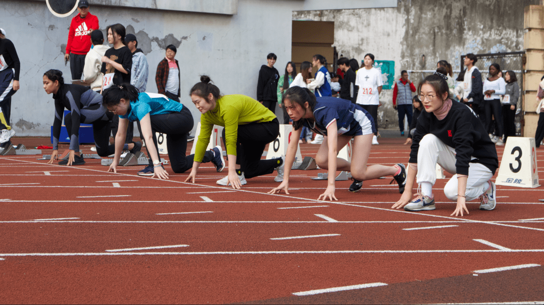 包含披荆斩棘：女子足球队决心斗志昂扬的词条