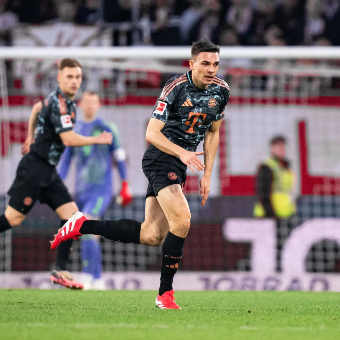 弗赖堡签下新后卫，增强防守实力的简单介绍