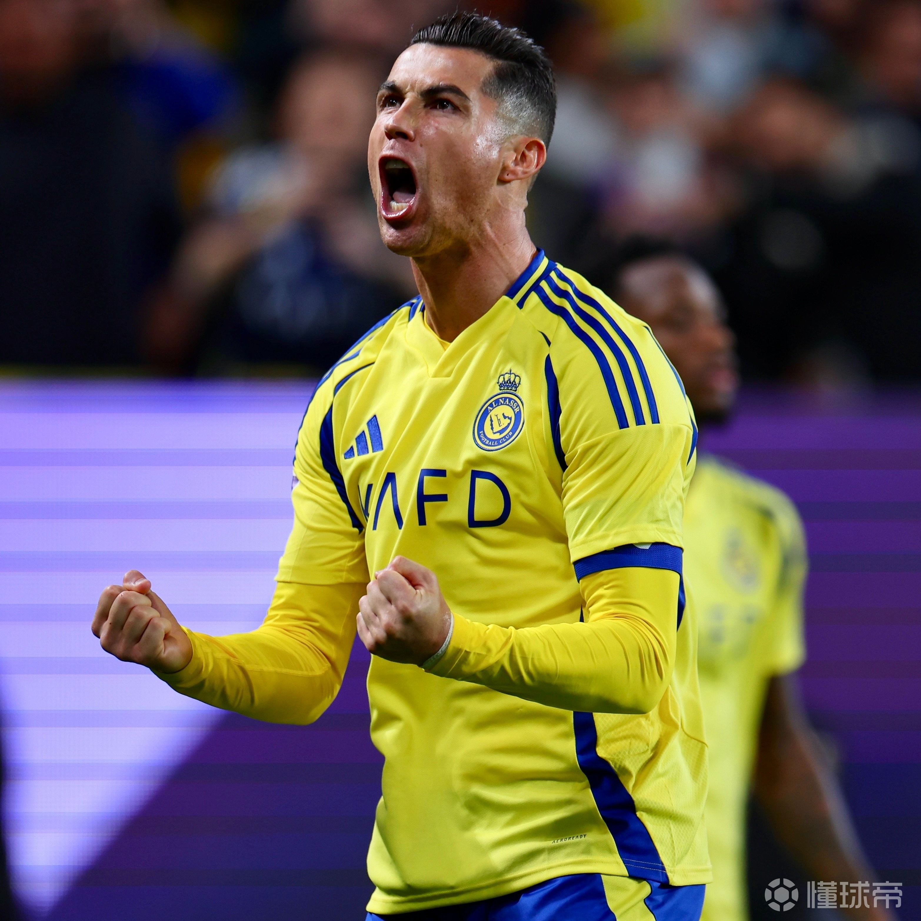 收获喜悦的足球比赛场面令人感动