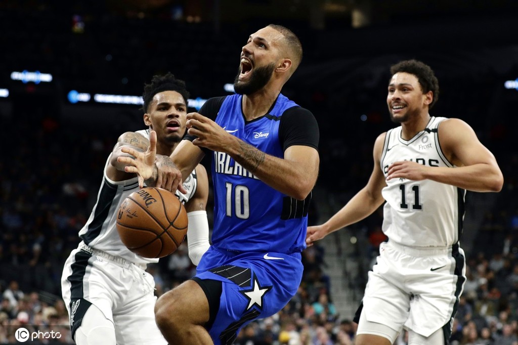 关于「马刺击败魔术，德罗赞表现出色砍下25分」的信息