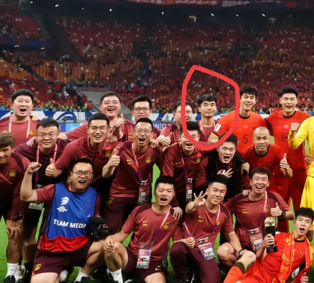 足球比赛中队员实力擒敌，取得胜利