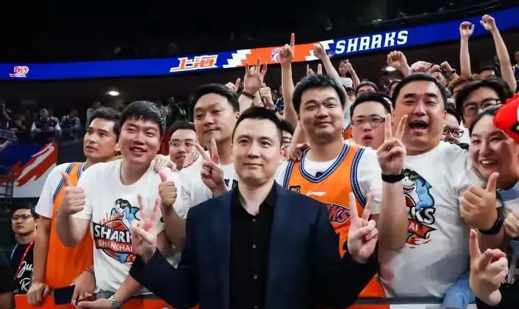 关于上海男篮在主场取得胜利,球迷欢呼不止的信息 关于上海男篮在主场取得胜利,球迷欢呼不止的信息