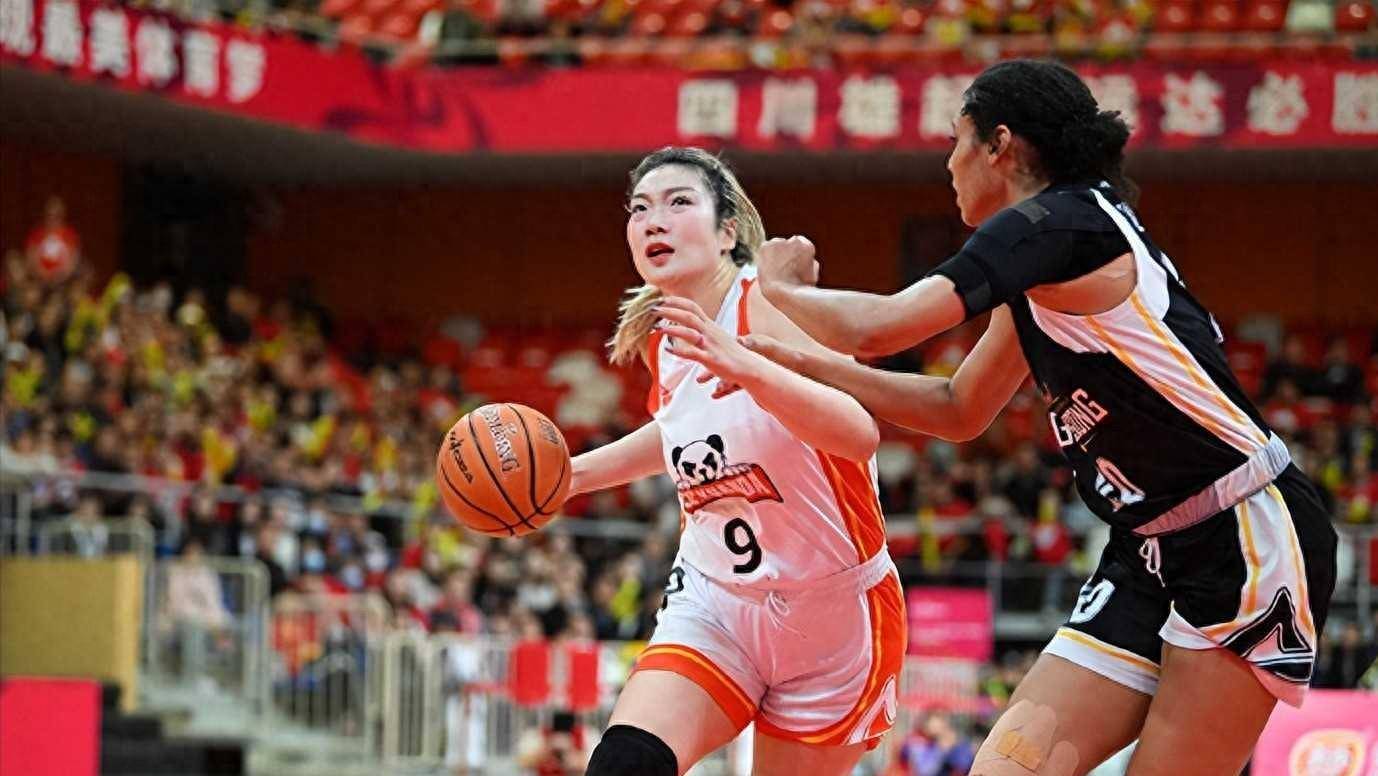 阿富汗女篮队员团结合作，迎接挑战