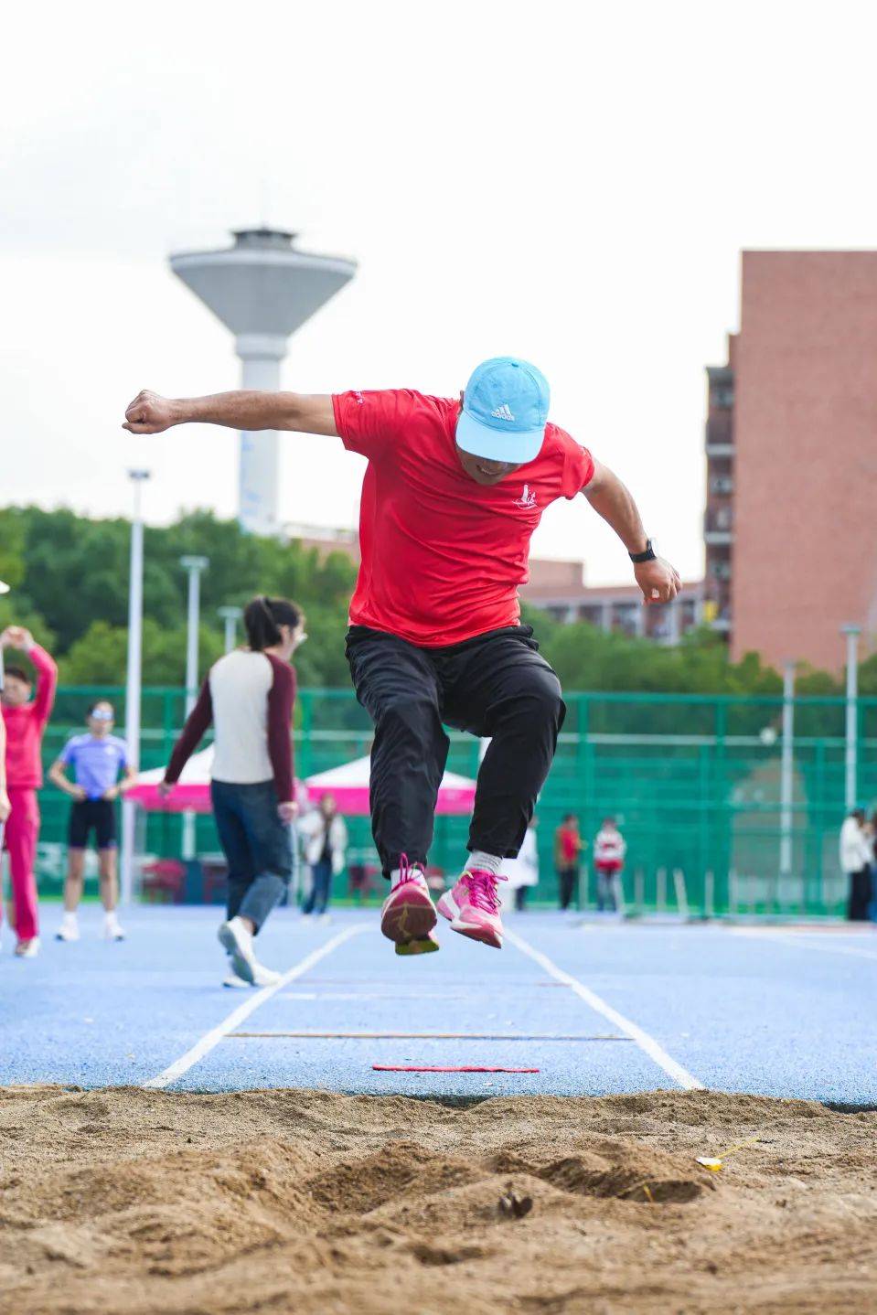 运动员表现尽善尽美赢得掌声